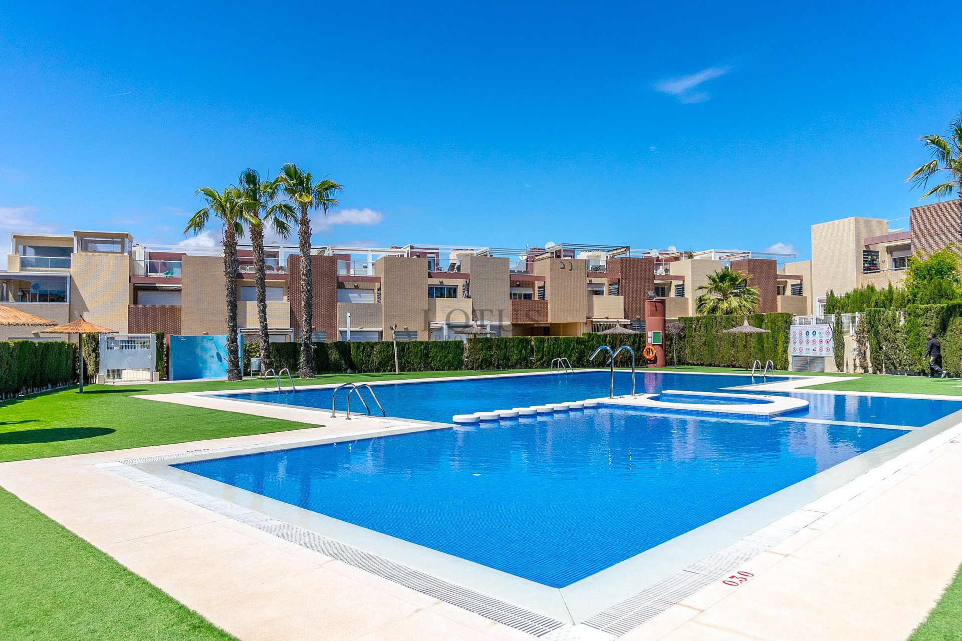 STOR MODERN LÄGENHET MED TRÄDGÅRD I SÖDERLÄGE - PRIVAT PARKERING I KÄLLAREN OCH FÖRRÅD - HÄRLIGT POOLOMRÅDE OCH PADDELBANA - Lotus Properties