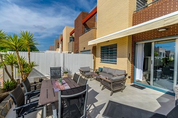 STOR MODERN LÄGENHET MED TRÄDGÅRD I SÖDERLÄGE - PRIVAT PARKERING I KÄLLAREN OCH FÖRRÅD - HÄRLIGT POOLOMRÅDE OCH PADDELBANA - Lotus Properties