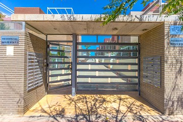 STOR MODERN LÄGENHET MED TRÄDGÅRD I SÖDERLÄGE - PRIVAT PARKERING I KÄLLAREN OCH FÖRRÅD - HÄRLIGT POOLOMRÅDE OCH PADDELBANA - Lotus Properties