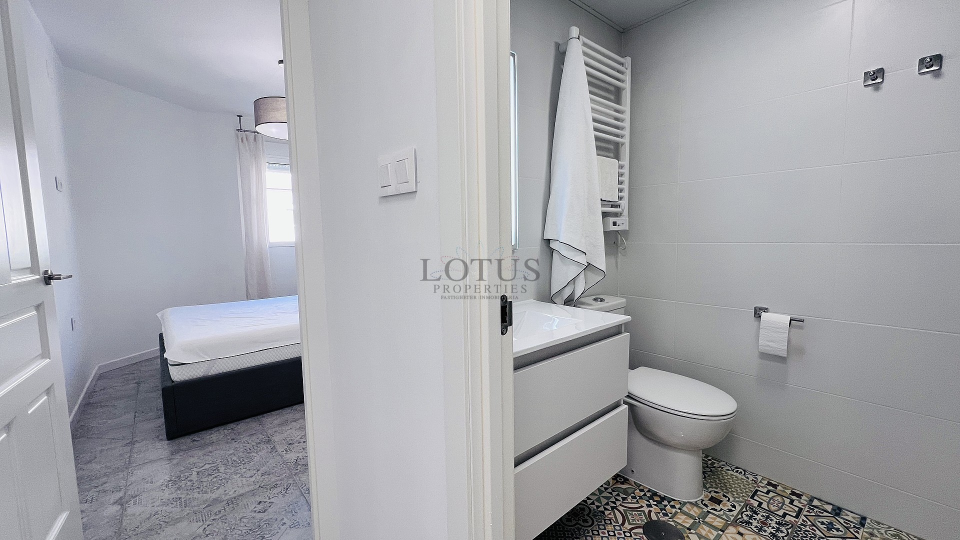 Stilren, renoverad bostad endast 140 meter från stranden i La Mata - Lotus Properties