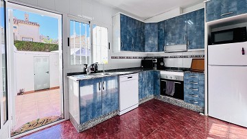 Charmigt radhus med tre sovrum och gemensam pool – nära allt du behöver! - Lotus Properties