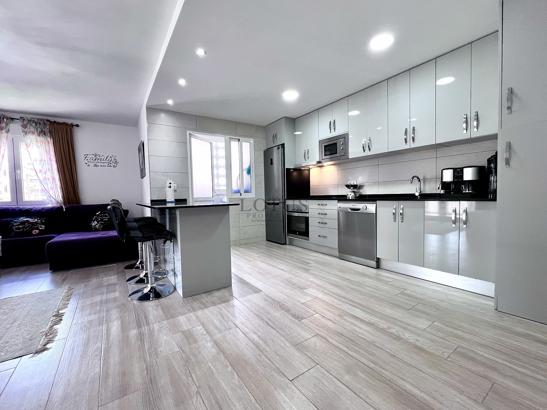 FANTASTISK LÄGENHET 30 METER TILL HAVET - Lotus Properties