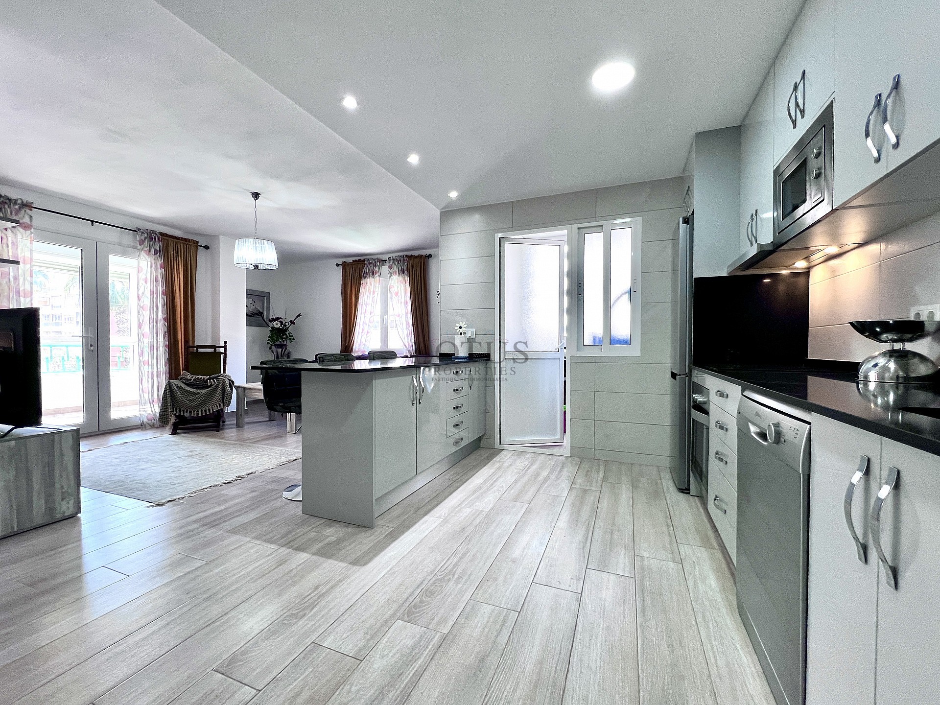 FANTASTISK LÄGENHET 30 METER TILL HAVET - Lotus Properties