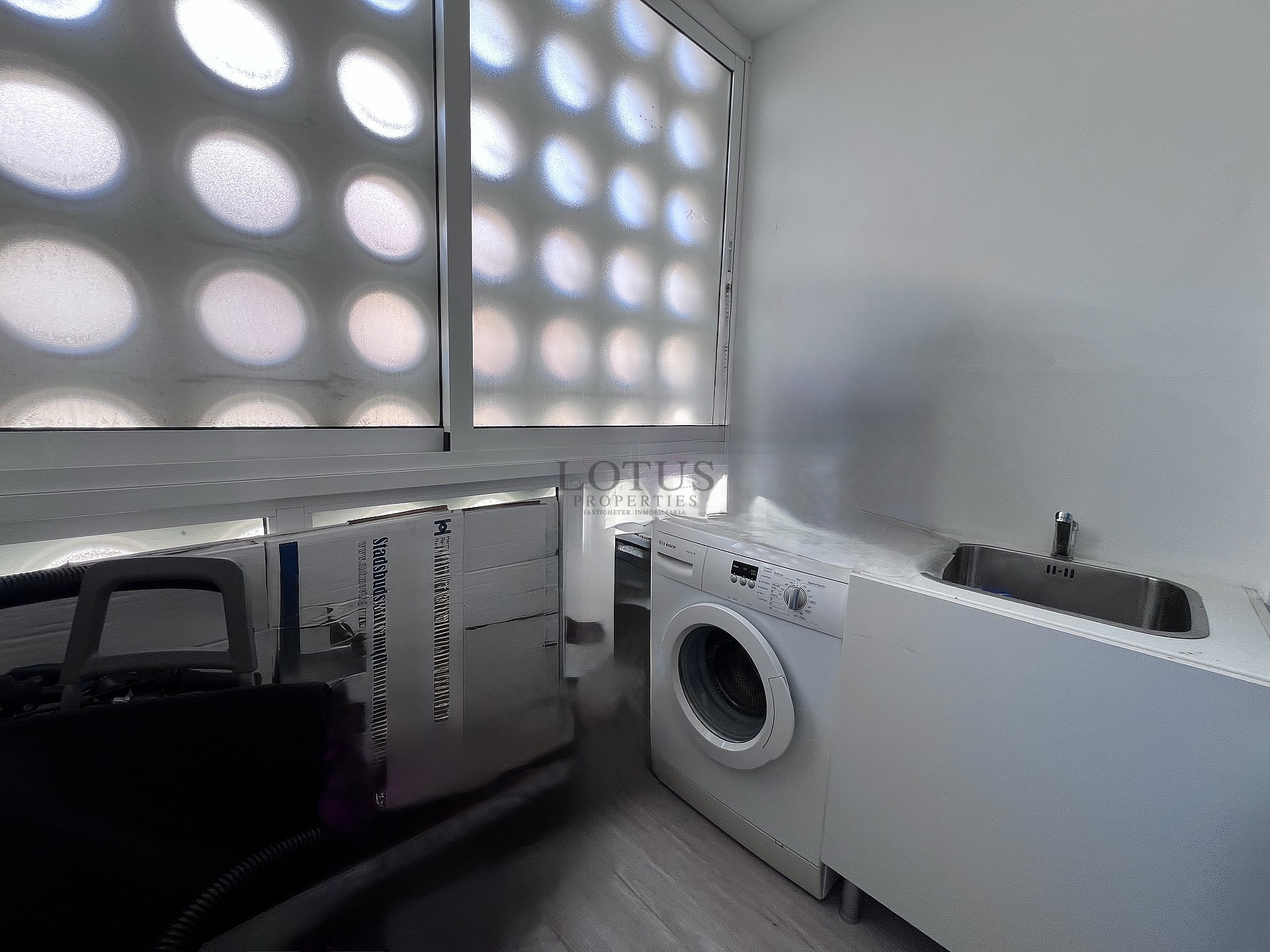 FANTASTISK LÄGENHET 30 METER TILL HAVET - Lotus Properties