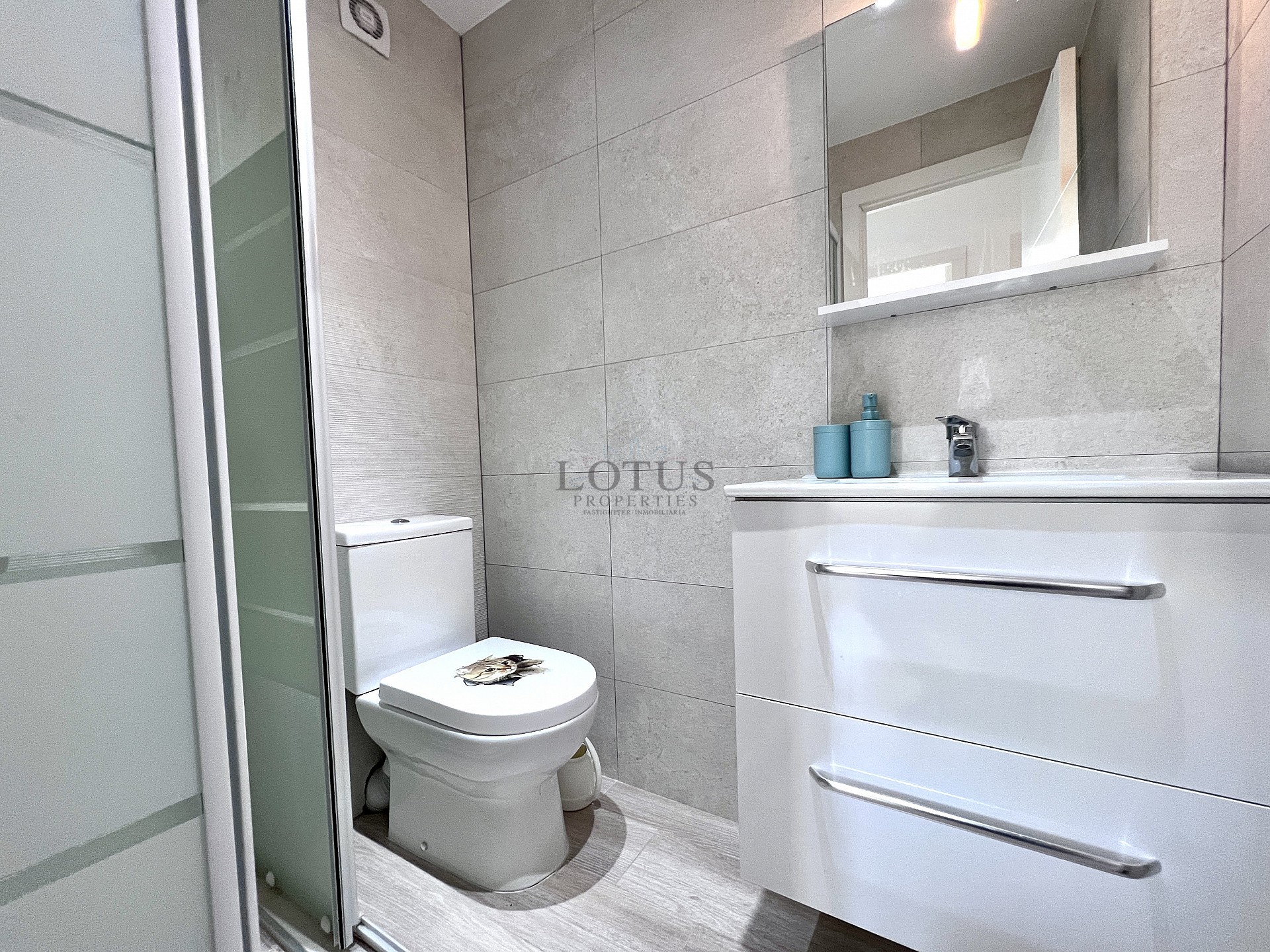 FANTASTISK LÄGENHET 30 METER TILL HAVET - Lotus Properties