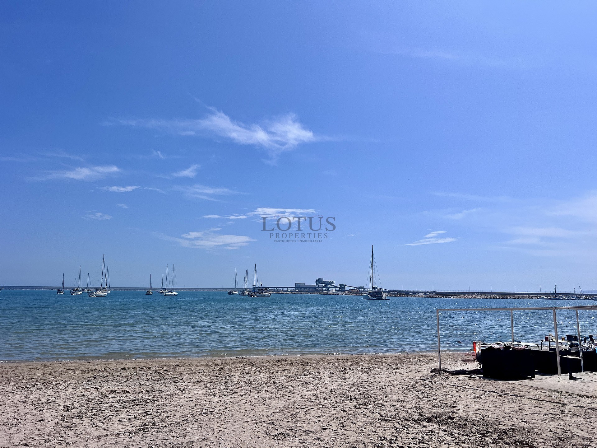 FANTASTISK LÄGENHET 30 METER TILL HAVET - Lotus Properties